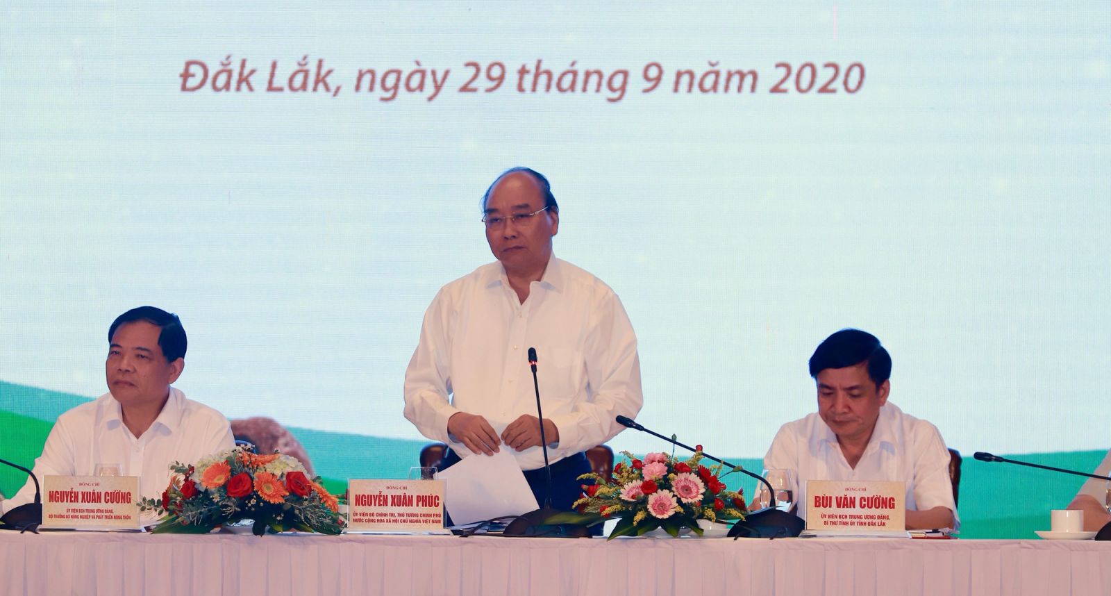 Thủ tướng đề nghị làm rõ câu hỏi của nông dân: Tại sao có những vùng trồng mắc ca không ra quả?