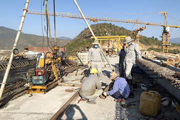 Khoan phụt gia cố mái đào