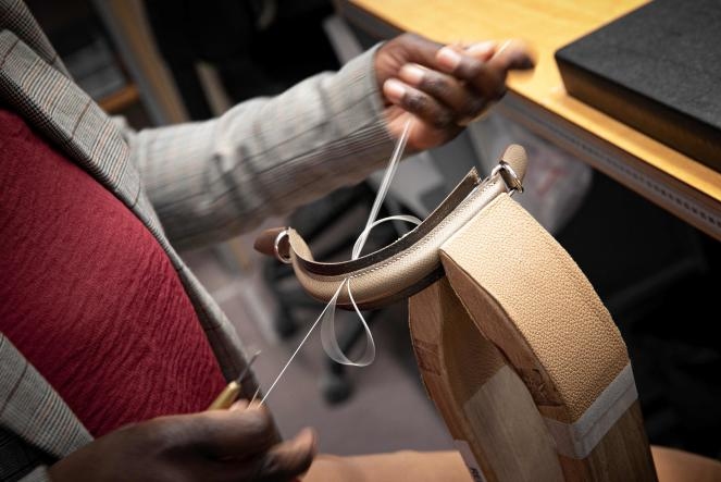 Nghệ nhân khâu túi Hermès tại nhà máy ở Louviers ngày 6/4. Ảnh: AFP