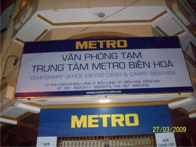 Bảng hiệu Metro