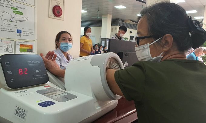Người dân đo huyết áp tại Viện Tim mạch Quốc gia. Ảnh:Lê Nga