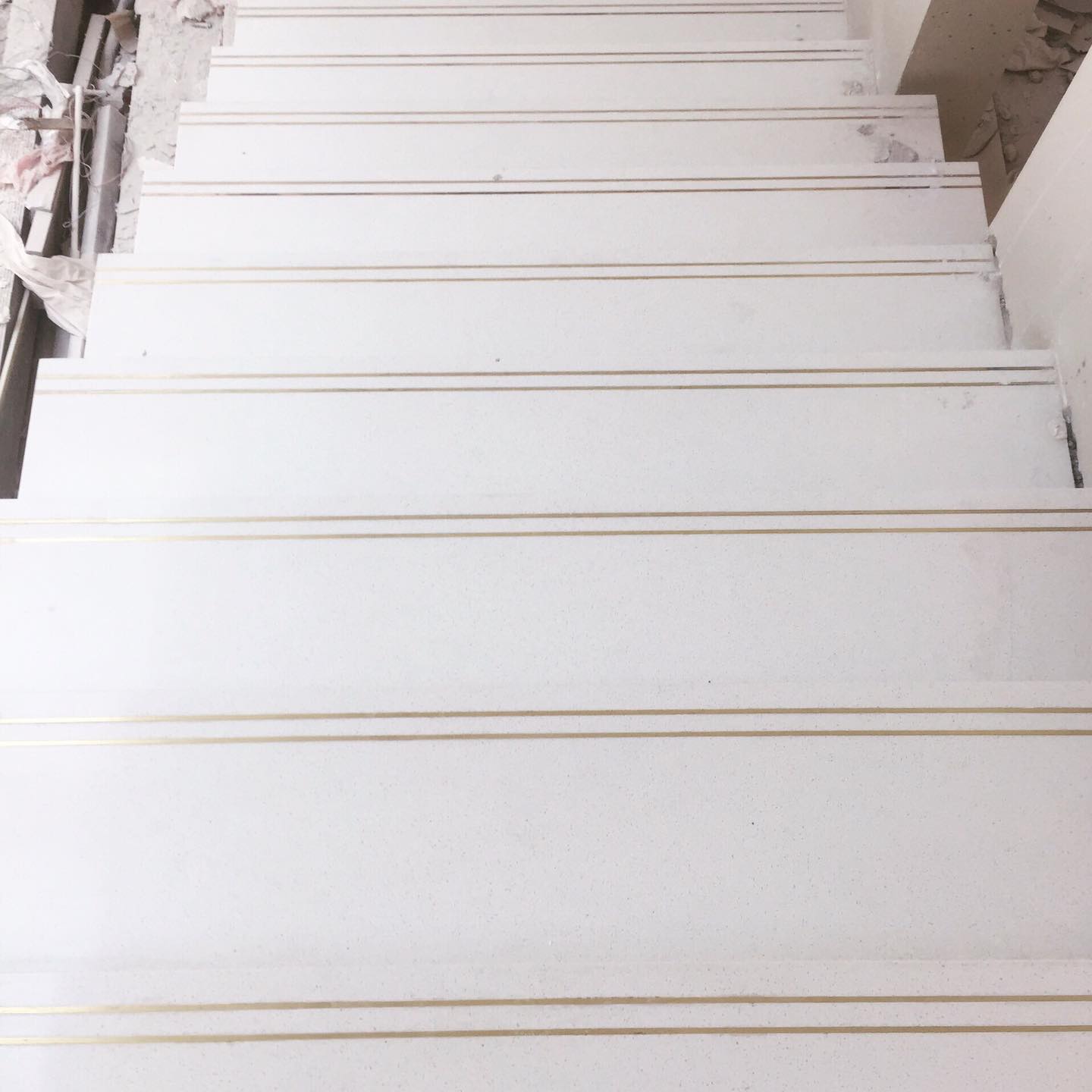 Thi công đá ốp lát cầu thang từ cổ bậc đến mặt bậc