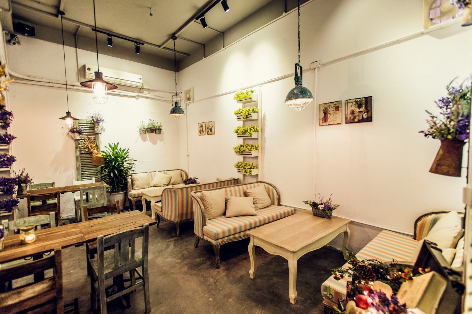 Vintage 1976 Cafe & Deli