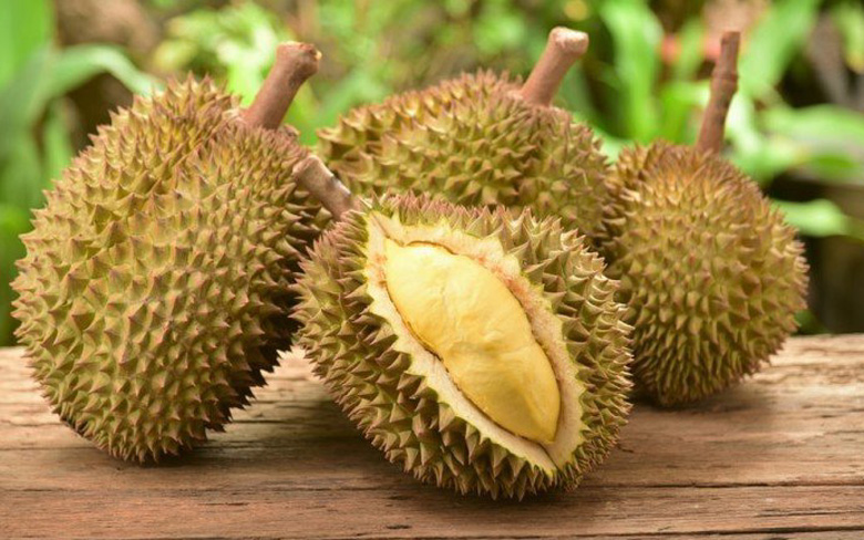 Signs that durian is naturally ripe