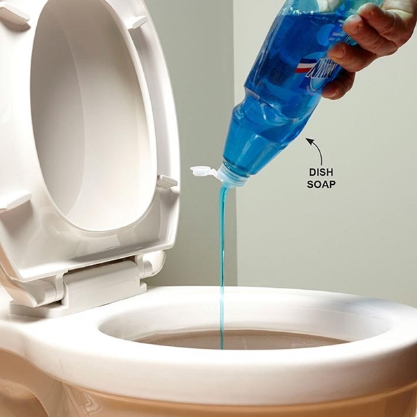 Mẹo thông bồn cầu bằng nước rửa chén đơn giản mà hiệu quả vô cùng