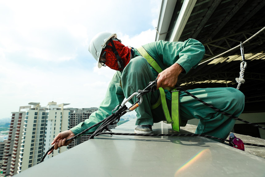4 Lưu ý tránh rủi ro khi ký hợp đồng dịch vụ vệ sinh kính tòa nhà