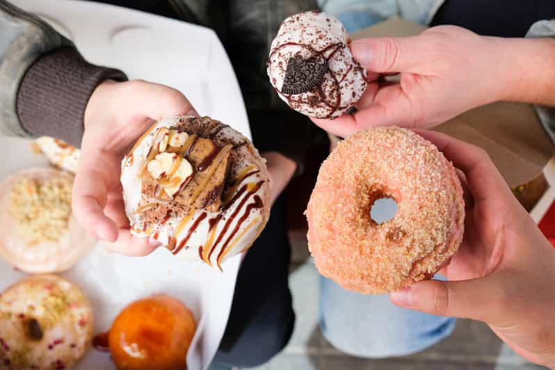 Toronto: Visita guiada a pie con degustación de donuts y café | GetYourGuide