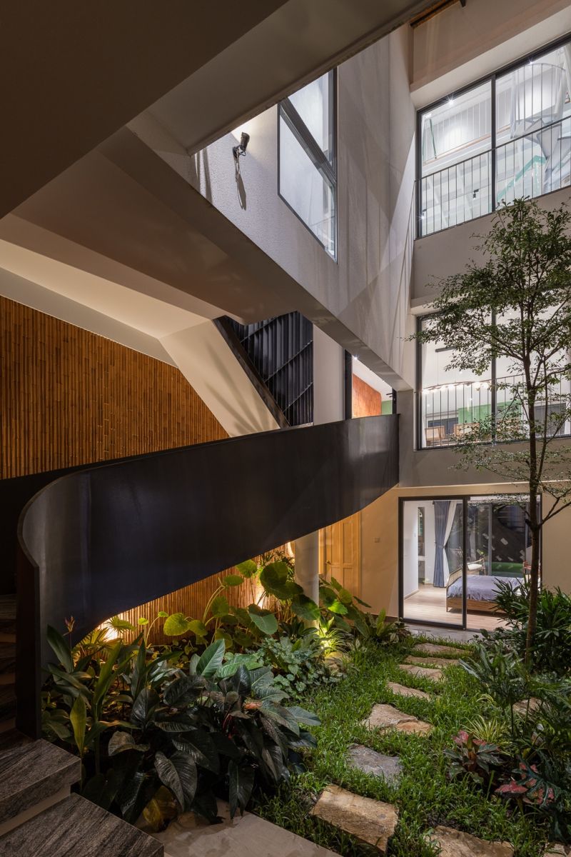 Ngôi nhà lệch tầng có vườn xanh của gia đình 3 thế hệ ở TP.HCM