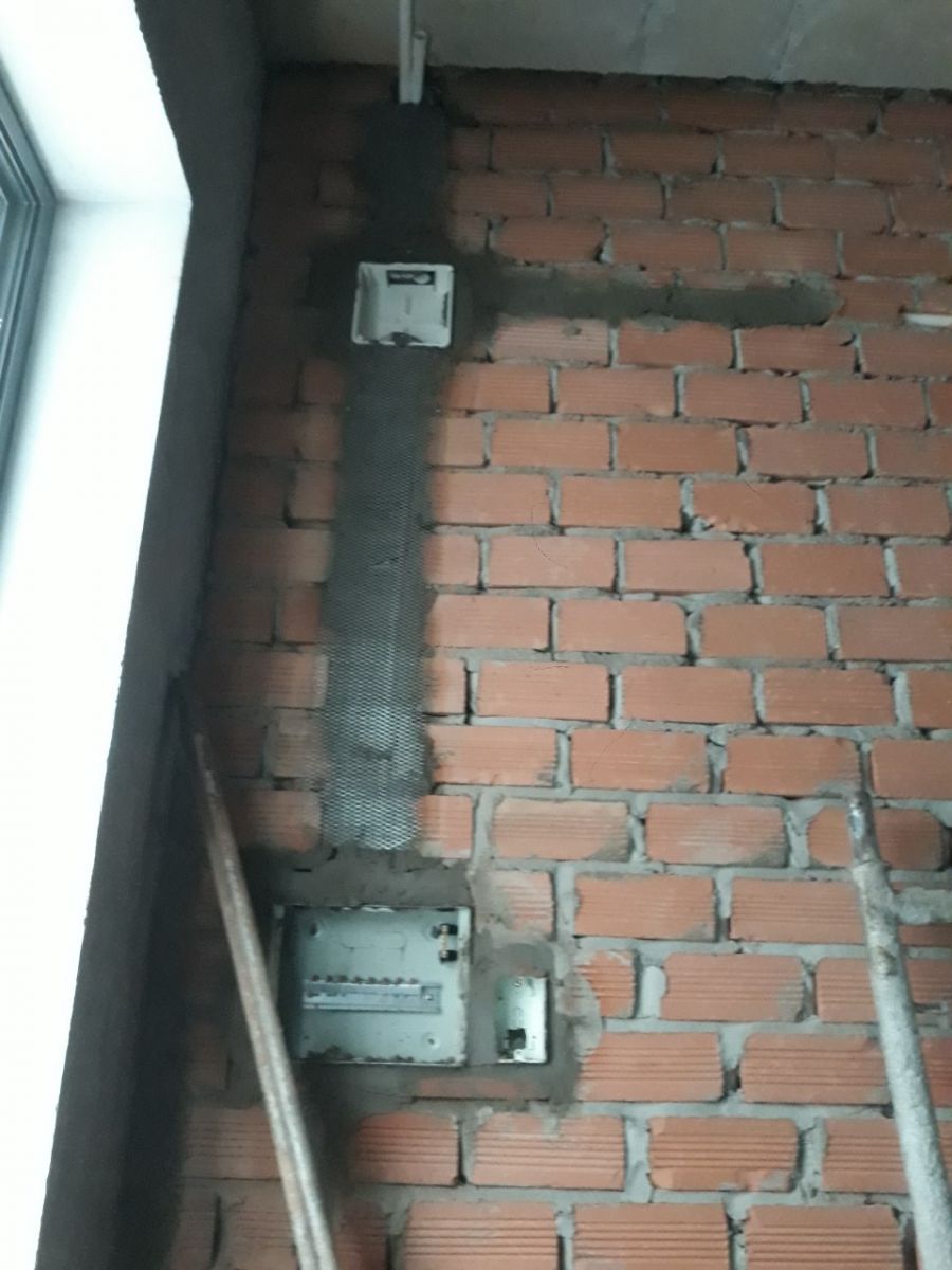 Thi công đóng lưới chống nứt trước thi tô hoàn thiện