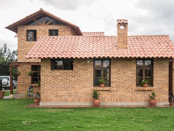 nha-gach-moc-thiet-ke-theo-phong-cach-bac-au-co-dien-noi-bat-giua-khong-gian-xanh