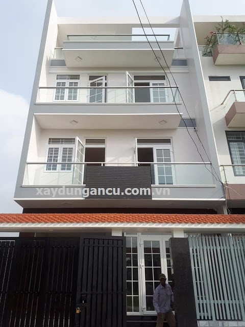 them-mot-mau-thiet-ke-nha-pho-voi-khong-gian-mat-san-7-17-ba-tang